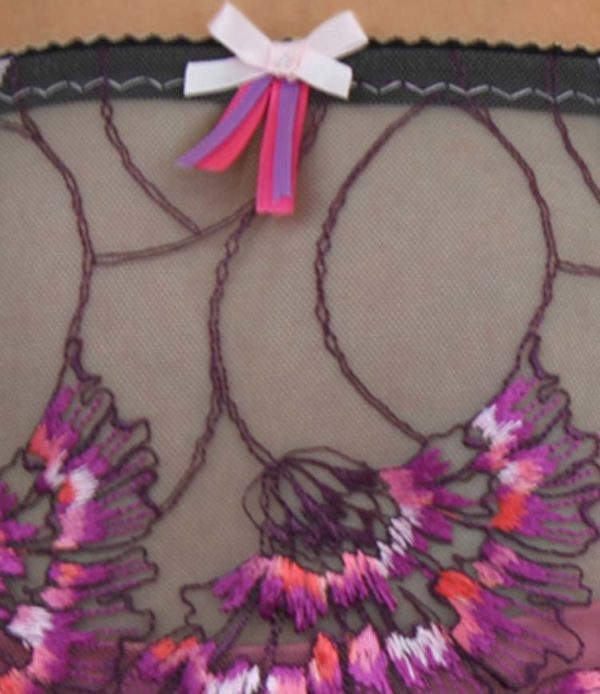 Garter belt with floral lace to the front